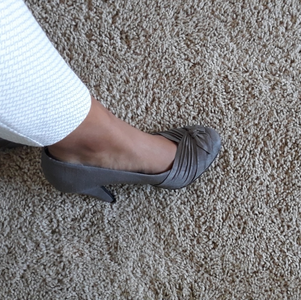 Gray Round Toe pumps